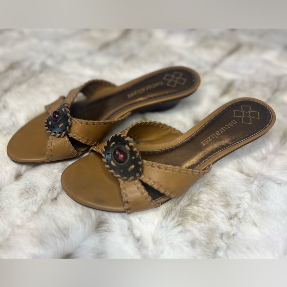 Naturalizer Tan leather slip on Sandals with stitching size 6